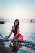 Девушка на берегу у воды