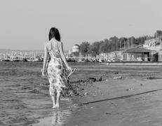 Девушка на песчаном пляже