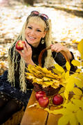 Осень. Девушка с яблоками.