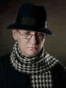 Портрет мужчины в шляпе и очках