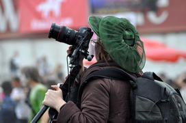 Женщина с москитной сеткой и фотоаппаратом