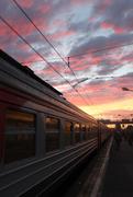 Поезд и закатное небо
