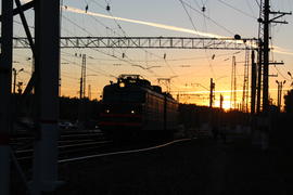 Поезд на фоне заката 