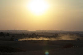 Машина в поле на закате