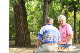 Двое мужчин играют в шахматы 