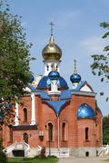 Церковь с золотыми куполами 