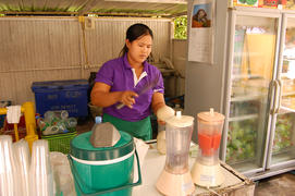 Продавщица фруктового сока. Таиланд