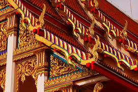 Таиланд. Разноцветная крыша храма