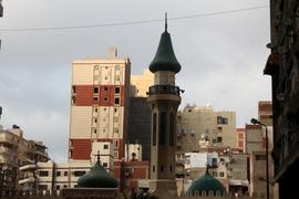 Мечеть на фоне высоток