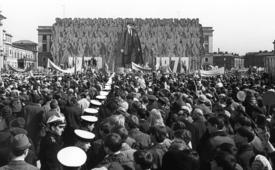 СССР. Ленинград. Первомай. Первомайская демонстрация на Дворцовой площади. 1 мая 1970 года