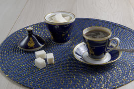 Кофе с сахаром на синей салфетке