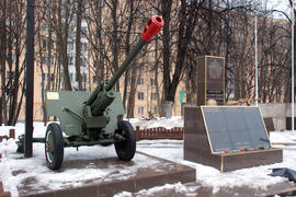 Пушка и мемориальная доска на московской улице  