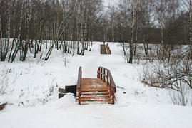 Мостик через речку и лестница в гору в московском парке Тропарево