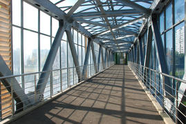 Пешеходный мостик из стекла и стали