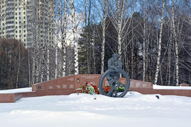Памятник героям-автомобилистам на Ленинском проспекте возле станции метро Тропарево 