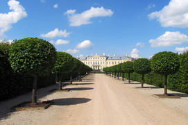 Рундальский дворец, вид с центральной парковой аллеи