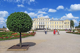 Рундальский дворец, фасад со стороны парка