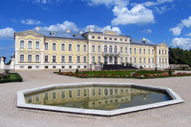 Рундальский дворец, отражение в воде