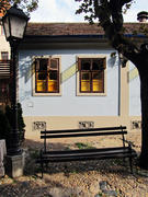 Дом и скамейка в старом квартале Скадарлия