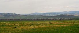 Монгольский город Мурэн на фоне гор