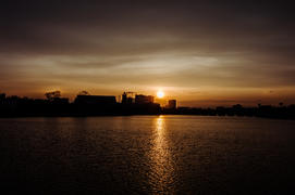Пейзаж заката над городом с набережной реки Миасс