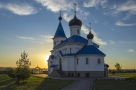 Беларусь, Минск: Свято-Никольская церковь в лучах заходящего солнца