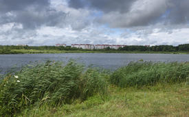 Беларусь, Барановичи, панорама города: Жлобинское озеро и микрорайон Текстильщик