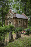 Беларусь: старинная католическая каплица на деревенском кладбище.