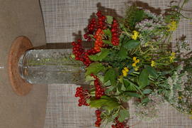 Натюрморт, Хрустальная ваза с цветами и гроздьями рябины 