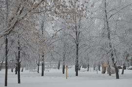 Детская игровая площадка занесенная снегом холодной зимой 