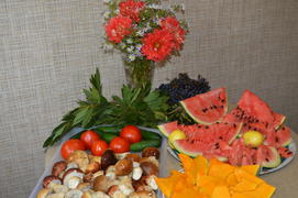 Осенний натюрморт с грибами, цветами, овощами и фруктами