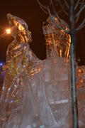 Скульптура старца с посохом из льда