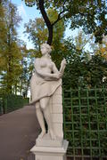 Белая статуя девушки в парке