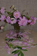 Букет розовых цветов в вазе 