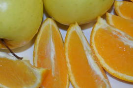 Натюрморт с дольками апельсина