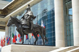 Улан-Батор. Дворец правительства. Самит. Статуя генерала Чингисхана