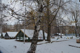 Опустевшие детские площадки в снегу 