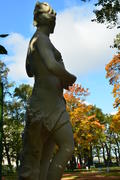 Статуя девушки в парке Санкт-Петербурга