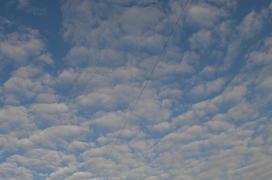 Голубое небо с кучевыми облаками 