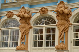 Царское Село. Екатерининский дворец. Скульптура на парадном фасаде  