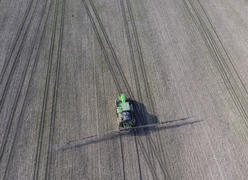 Трактор с навесной системе распыления пестицидов