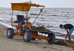 Автомобиль для сбора мусора на пляже 