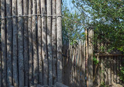 Забор и ворота из бревен. Импровизированный забор
