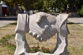 Рукопожатие скульптуры. Символ дружбы и сотрудничества.