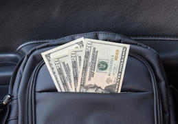 Доллары в кармане сумки. Американские Деньги.