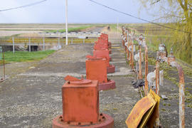 Клапаны для открывания трубопроводов водонасосной станции. 