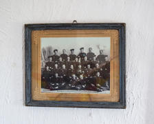Фотографии семьи казаков на беленой стене.