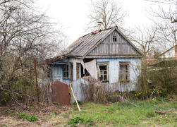 Старый заброшенный саманный дом в деревне. 