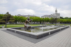 Статуя коленопреклоненной женщины в фонтане. 