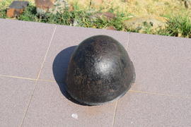 Защитный стальной шлем солдата времен Второй Мировой Войны
